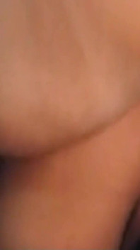 Seksi latin orta yaşlı seksi kadın Jasmine üçlü seks sırasında ilk anal seksini yapıyor