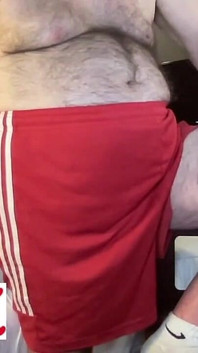 Ce-i în pantalonii ăia scurți?