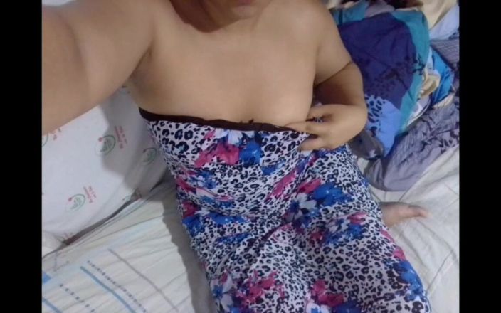 Sexysweet0455: 我在我的继母面前跳舞，而她抚摸自己并喜欢看我