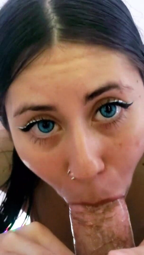 DherlyDoll: Çok azdı ve benden boşalana kadar bana sakso çekti.