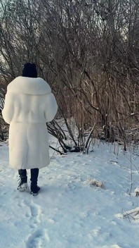 雪の上で雪の上で素早くセックス、雪のように白い毛皮のコートを着て