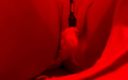 Red room dreams: Je joue avec une plume sur ma chatte juteuse