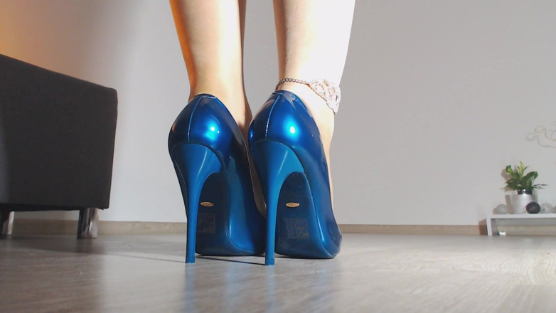 LegsOnHeels: My blue shoes on my sexy legs on pantyhose