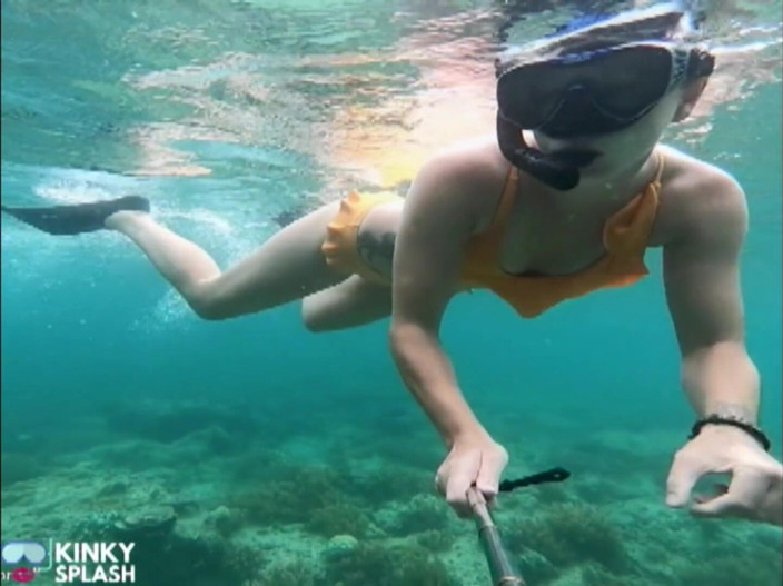 UKCuteGirl Lucy Lauren: Snorkel jalang: bikini ketat, pepek menyelam &amp; fin bawah air mengusik