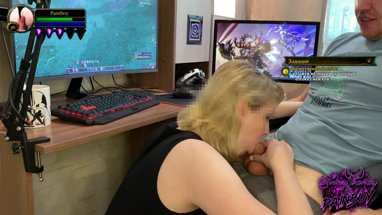 AnnyCandyPainboy: Une fille suce une bite en jouant à World of Warcraft