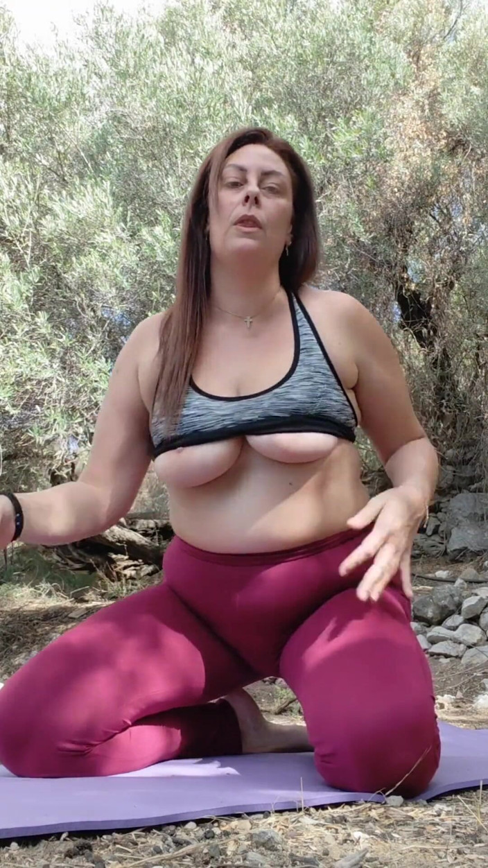 Jessica Reeves: สาวอายุ 34 ปี นมใหญ่ อวบอิ่ม เป็นคุณแม่ลูกติด ทำโยคะแล้วช่วยตัวเองในสวนสาธารณะ