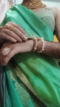 Gaurisissy, travesti indienne, presse et joue avec ses gros seins dans un sari bleu, sexe maison réel