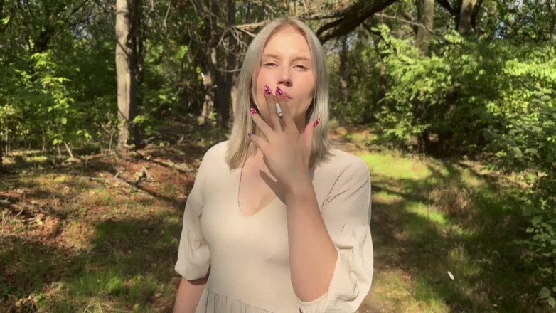 MertyXXX: Procházka opuštěným parkem při hledání exhibicionisty