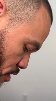 Sıkı latin kas deliği büyük sünnetsiz yarakla sikiliyor