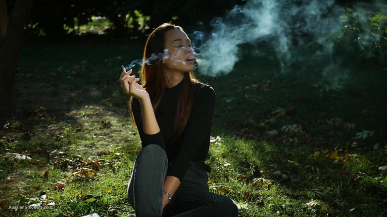 Russian Smokers: Спокуслива російська красуня курить сигарети на відкритому повітрі