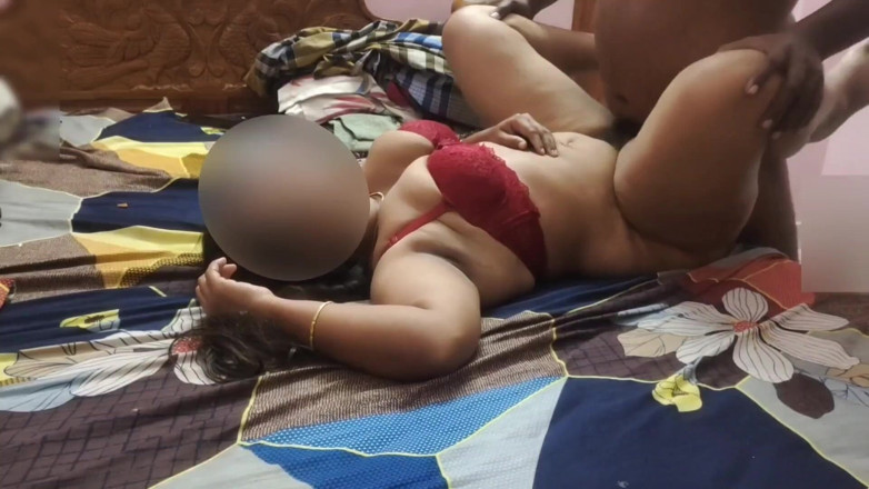 Black & white desicat: Büyük göğüslü Hintli teyze seksi kırmızı bikinili güzel göğüslerini gösteriyor