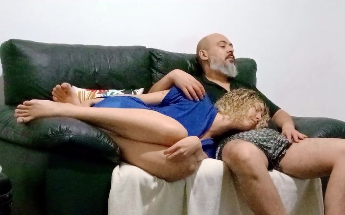Gabi SweetCouplesStories: Stieftochter ruht auf dem schoß ihres stiefvaters und bekommt am...