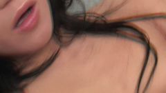 Hot Girlz: Krásná brunetka s malými kozami si počíná se svou kundičkou