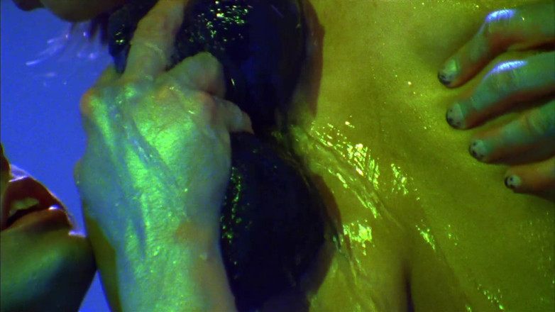 Wet and Wild Lesbians: Sexy tetované dívky dostanou vodní zábavu a hrají si se...