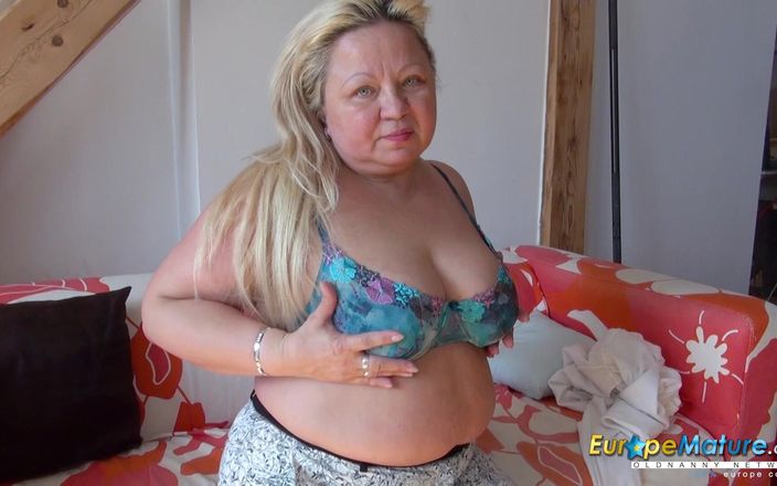 Old Nanny: Molliges russisches model nina spielt mit dildo