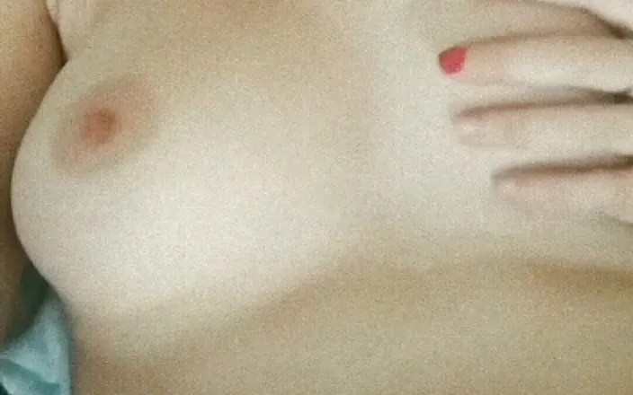 Miss_Kaprizzz19: I caress my juicy tits