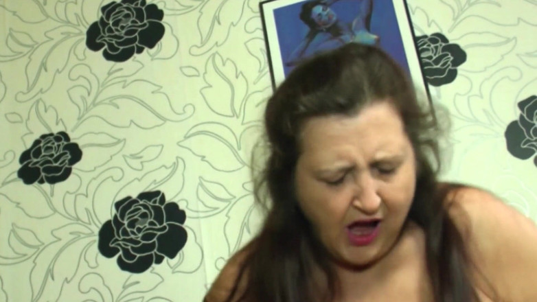 Mature Climax - 100% Mature Videos: Starší žena s velkým zadkem v punčochách šuká mladého chlapa a on...