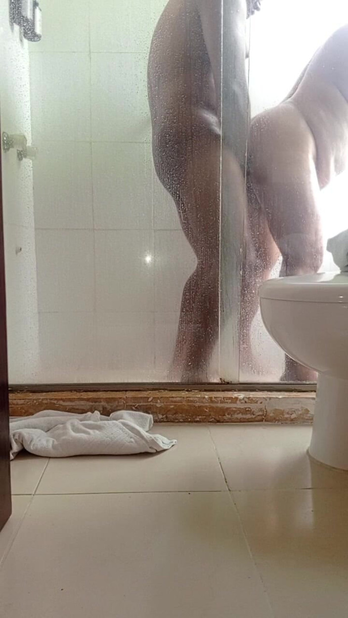 Milfta boohot: 在酒店浴室里操一个熟女继母