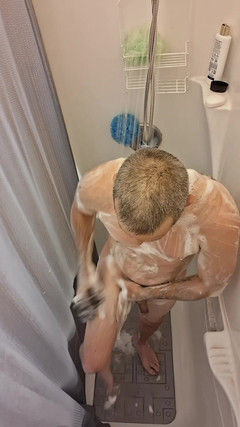 DubeSnackes: Dubesnackes, показывая время и мытье вверх и растирая его сексуальное тело.