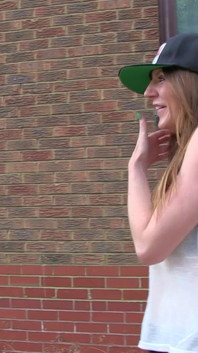 Samantha Bentley meando al aire libre