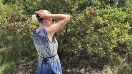 Sigara içiyorum ve külotsuz dolaşıyorum ve amımı gösteriyorum.