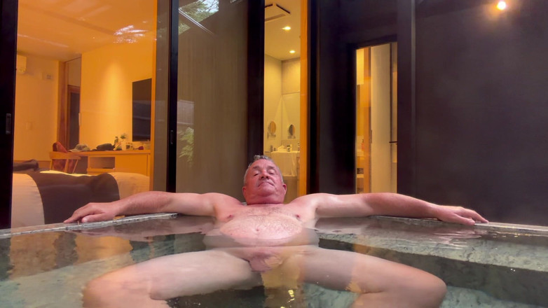 GottaLuvBB: Strippen Und in Den Whirlpool Kommen.