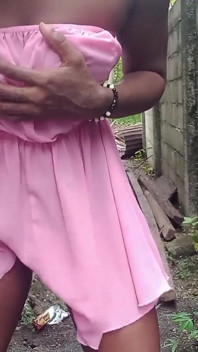 Provocando em um vestido rosa apertando meus peitos esfregando minha buceta peluda molhada