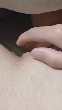Geceleri üvey kız kardeşimin yanında yorganın altında riskli bir şekilde mastürbasyon yapıyorum