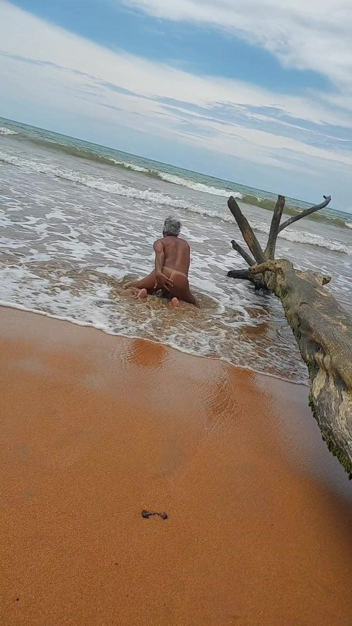 Ladysilvas: Sissy Ladysilva na pláži opálená nahá předvádí svůj sexy mark...