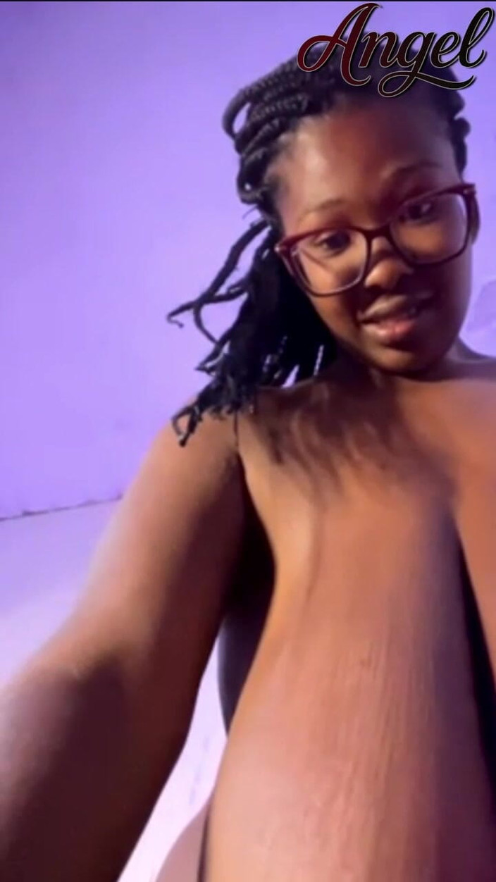 Angel Big B: Erfreu dich an meinen schönen Kurven