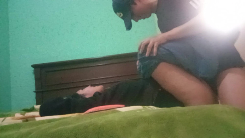 Moo DBOXXX: 我的基督教朋友喜欢和我做爱，她刚满18岁，我们每天都开始