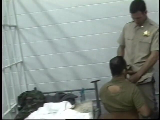 Gays Case: raindi pulis vaala jel men chaar taraph se chudaee aur...
