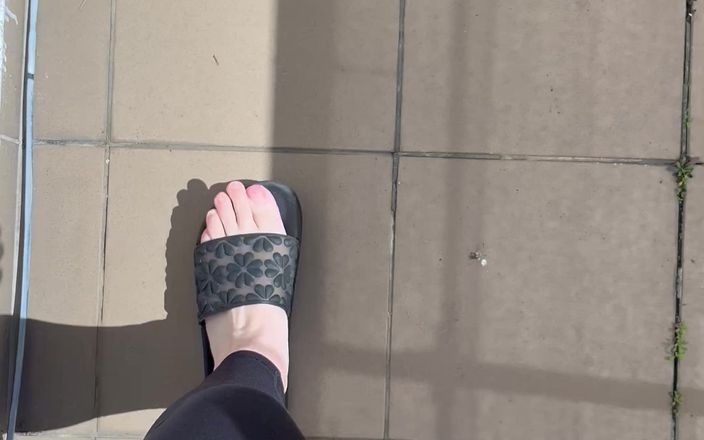 Feet: Voeten in teenslippers en lopen op teenslippers