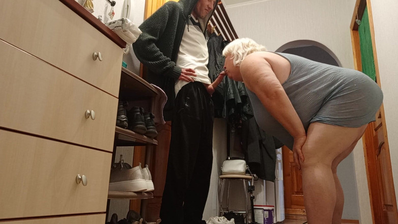 Zona901: Kurir ngentot mulut dan memek tetangganya gaya doggy