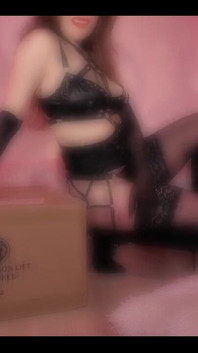 做一个好男孩并猜测盒子里有什么
