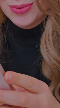 Un'eccitante MILF testo il suo vicino. Testi maliziosi portano all'orgasmo.