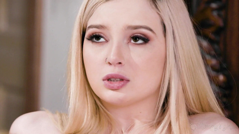 Mommy's Girl: Macocha loszka - drobna blondynka Lexi Lore złapała napalona macocha Sarah...