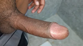 Jonge Indische jongen gebruikt perfecte aftrekbeurt