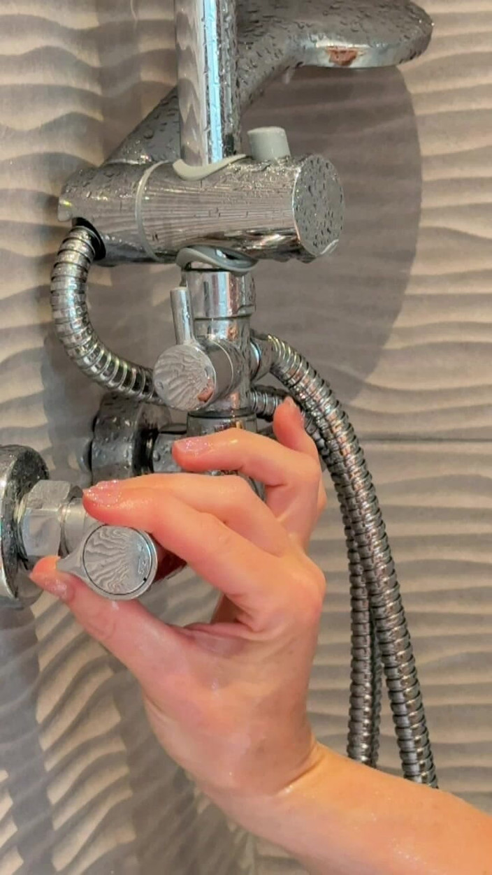 Lily kink: Perve na mnie podczas zmysłowej sesji masturbacji pod prysznicem