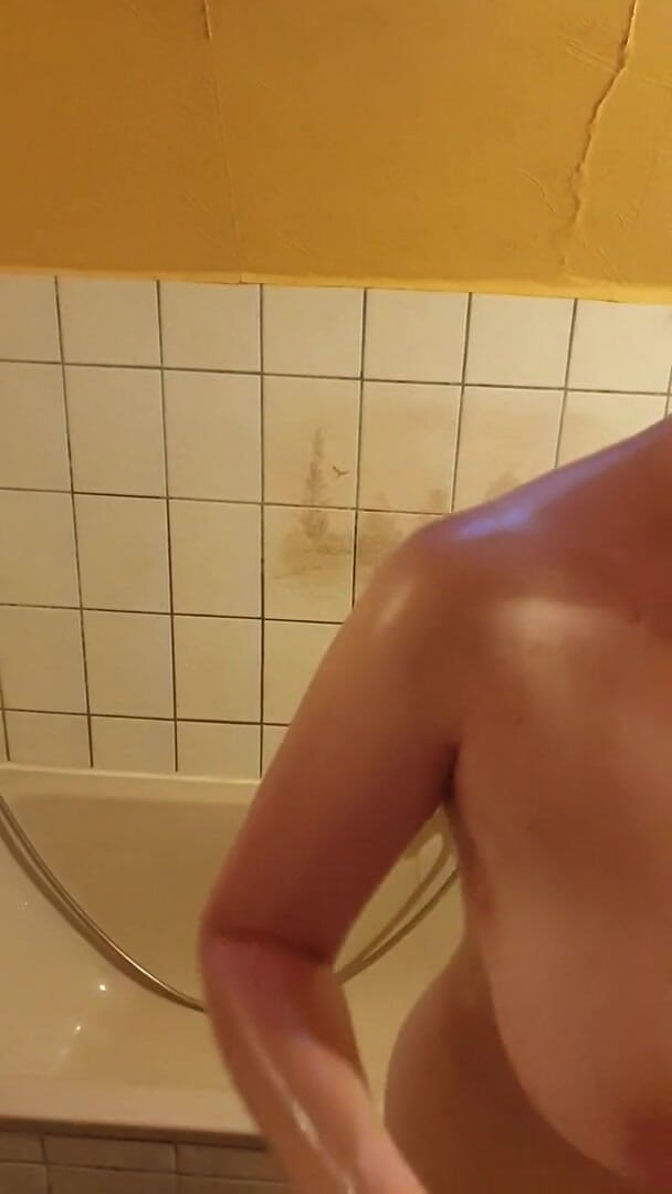 Tania 1988: In his bathroom naked