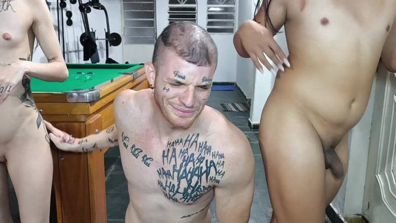 Carmona TS: Jouer avec les filles nues et coquines