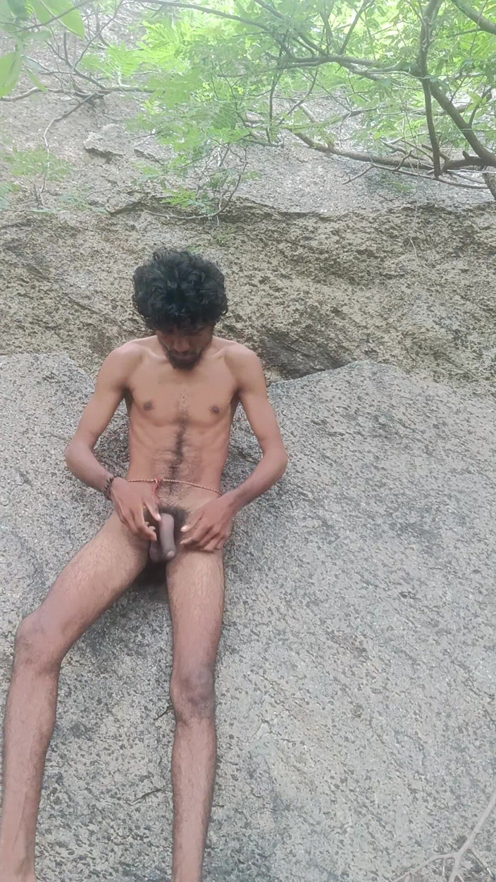 AURA THINGS: Un garçon sexy se débat dans une matinée de forêt