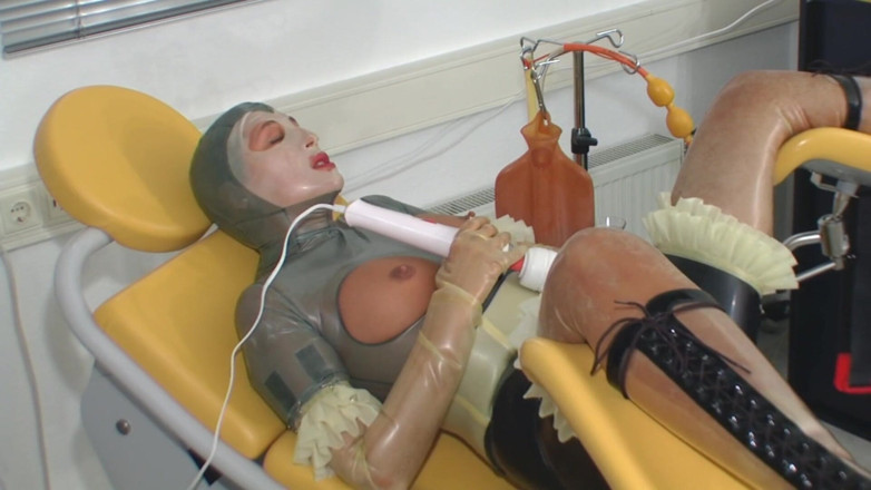 Rubber & Clinic Studio - 1ATOYS: Pisspants - plné gumové gyn chcaní