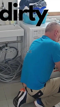 Tua matang menggantung zakar besar pembaikan adalah membetulkan washmachine untuk pasangan miang