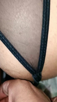 Seksi üvey kız kardeş amını parmaklarken yakalandı ve sonra onu sikiyor