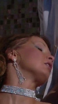 Lauryn May seorang pelacur Itali dengan rambut coklat dipenuhi pantatnya oleh zakar besar dan mahukan mulutnya sibuk