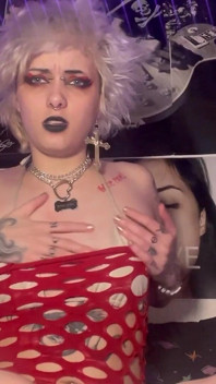 Готична дівчина glitterqueen1999 одержима її вітчимом і змушена кінчити! Фетиш- фетиш, володіння тілом, табу, фетиш трансформації