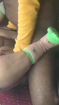 Gadis gemuk india yang super sange ini lagi asik ngentot memeknya pakai kaus kaki sampai meringis keenakan - closeup