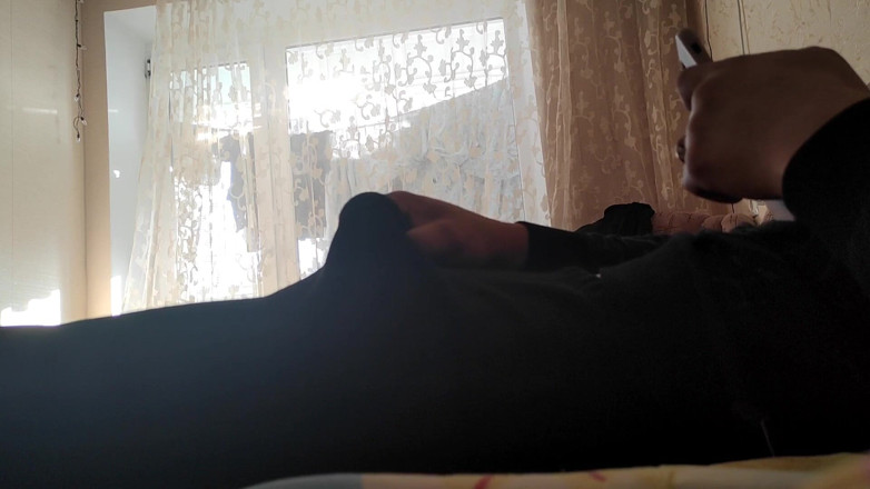 Auff: Thuis masturberen in slipje en porno kijken