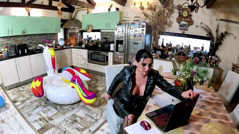 MilfyCalla: Dominantes biker-leder, MILf, aufblasbare büro-fantasie. Strandbälle, oral, doggystyle und spermaspiel